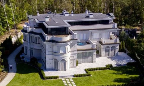 Pietrowy dom w Warszawie zaprojektowany przez architekta Zbigniewa Pisniaka