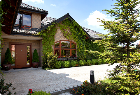 Drewniany dom jednorodzinny w naturalnym otoczeniu