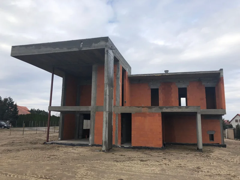 Dom jednorodzinny w trakcie budowy – materiał realizacyjny New-House