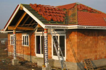 Jaki rodzaj pokrycia dachowego warto zastosować w domu jednorodzinnym?